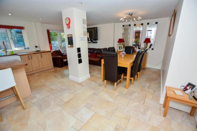 OPEN PLAN LOUNGE / KITCHEN / DINER