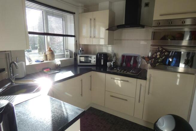FITTED KITCHEN