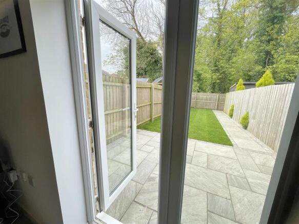 2 bed Terraced to rent Image 5