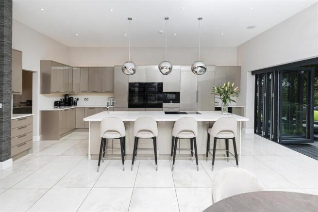 5 bed Detached for sale Image 5