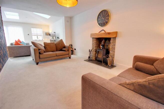 4 bed Detached for sale Image 8