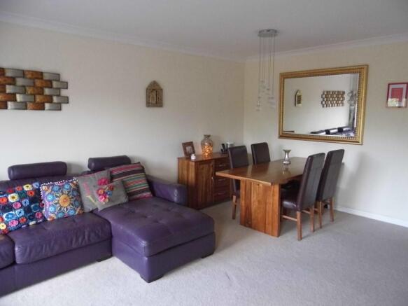 Lounge/Dining