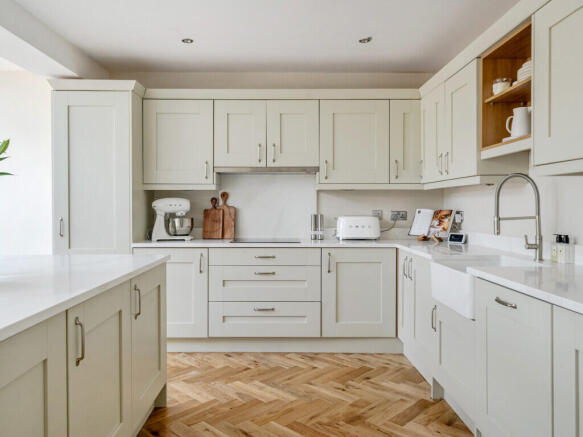 5 bed Detached for sale Image 8