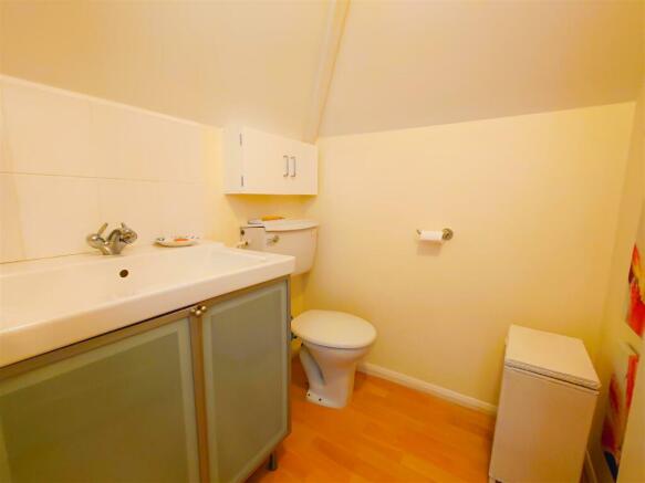 upstairs toilet.jpg