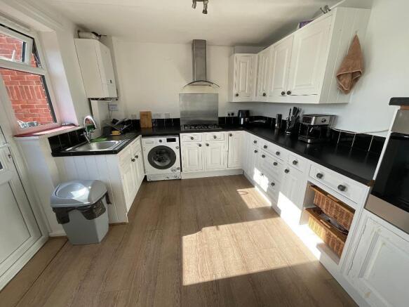 KITCHEN 15'6 x 9'6