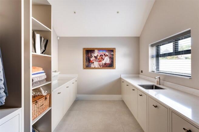 5 bed Detached to rent Image 11