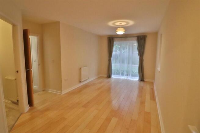 OPEN PLAN LOUNGE/DINING ROOM