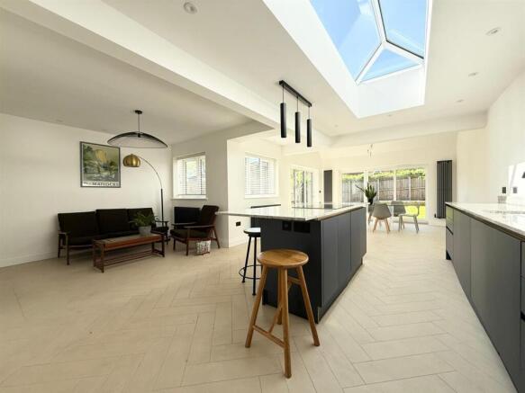 OPEN PLAN LIVING AREA