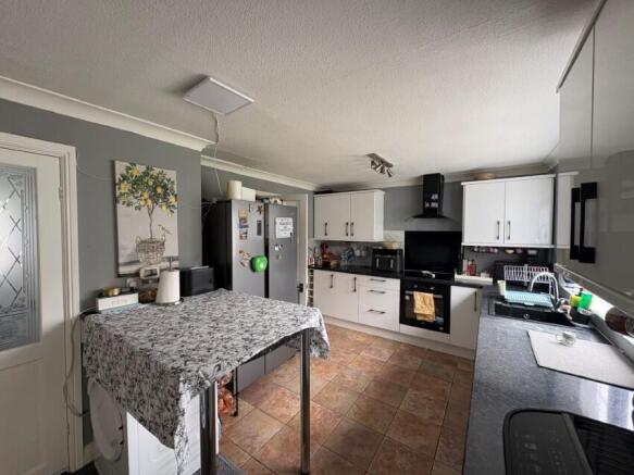 3 bed Detached to rent Image 5