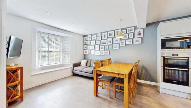 5 bed Detached for sale Image 4