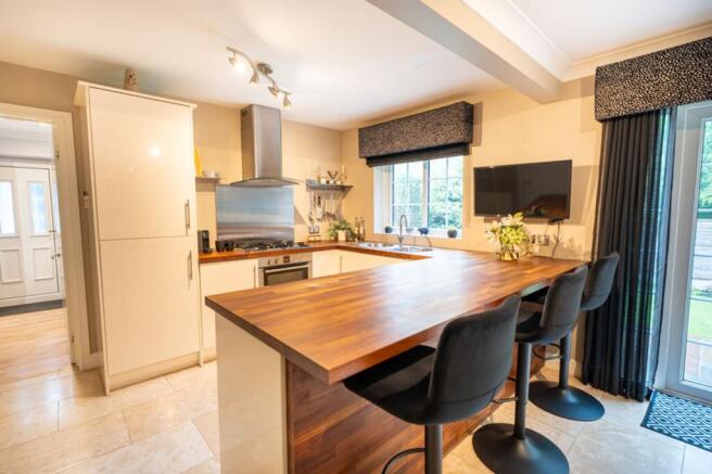 4 bed Detached for sale Image 6