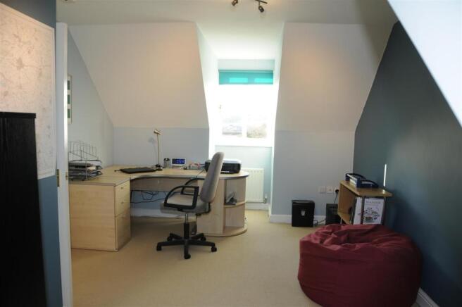 bedroom b.JPG