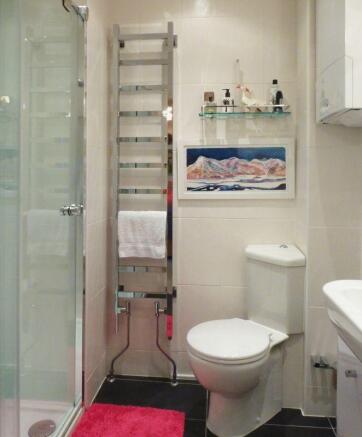 En-suite showe...