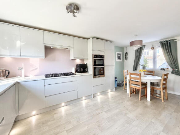 Reeves Close, Bathpool, Taunton photo 4