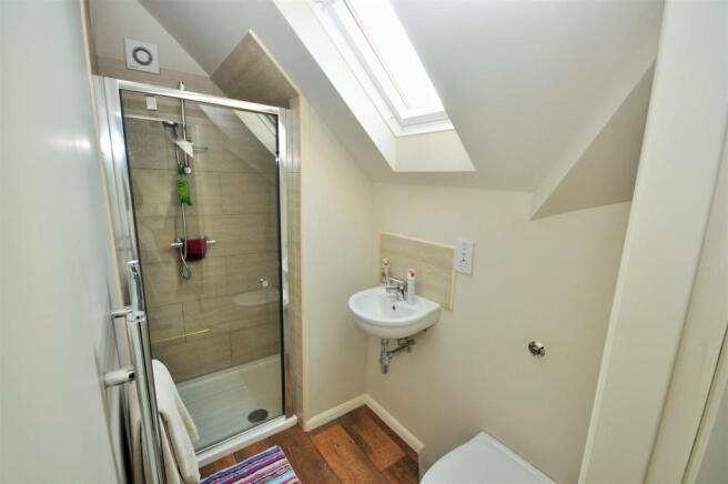 EN-SUITE SHOWER ROOM