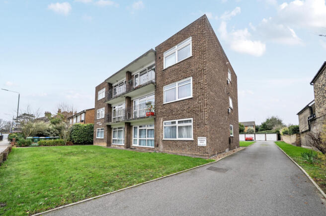 2-bed flat on Elm Road, Sidcup, £300,000