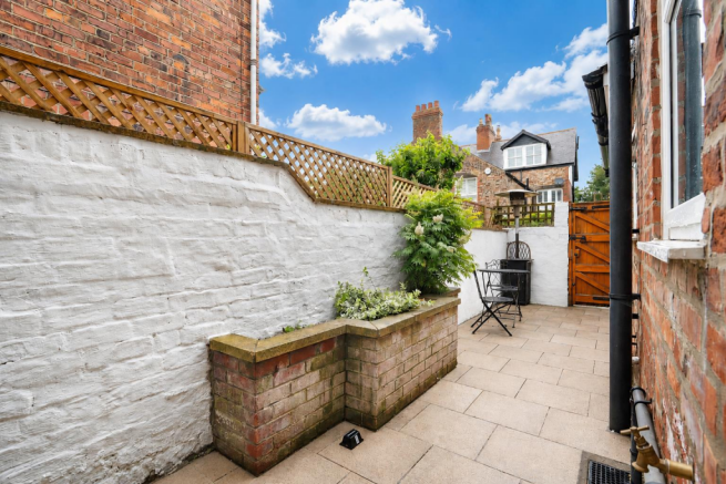 4 bed Terraced to rent Image 6