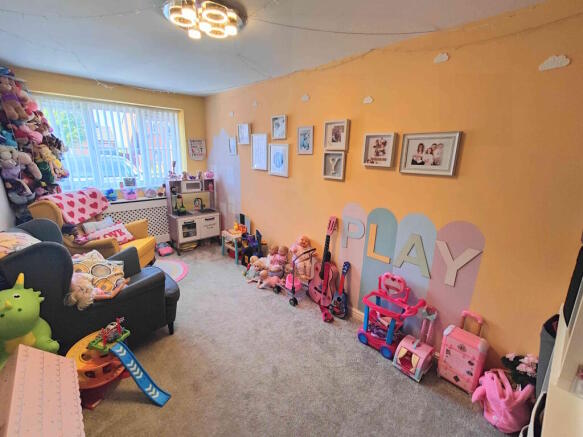 4 bed Semi-Detached for sale Image 11