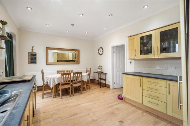 4 bed Semi-Detached for sale Image 8