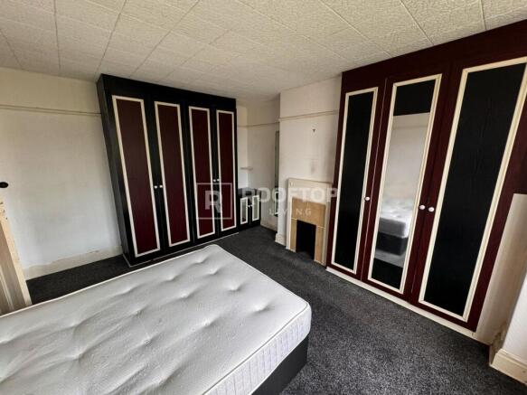 4 bed House to rent Image 6