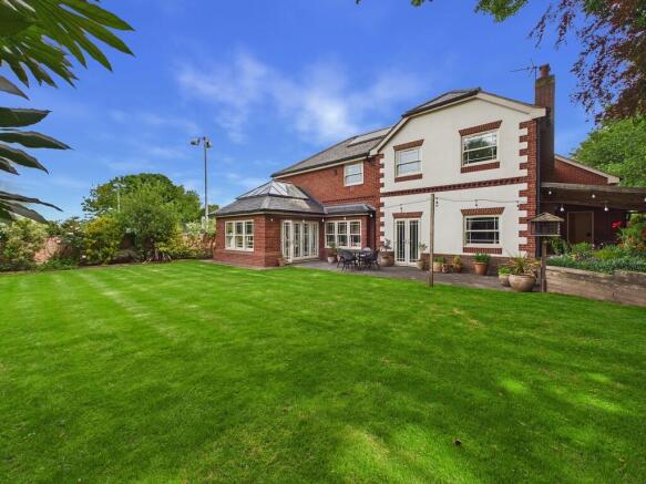 5 bed Detached for sale Image 12