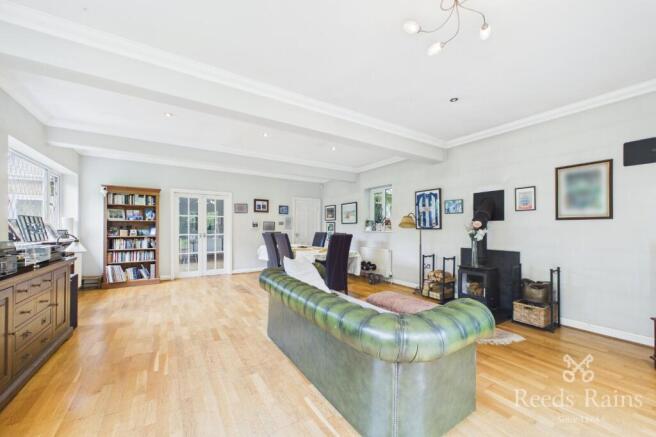 5 bed Bungalow for sale Image 10