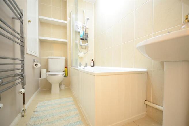 Bathroom (L)