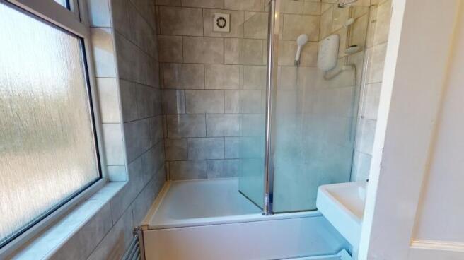 4 bed Semi-Detached to rent Image 8