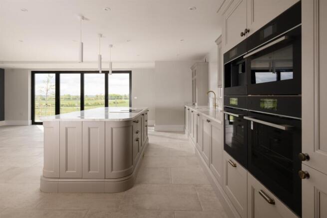 5 bed House for sale Image 6
