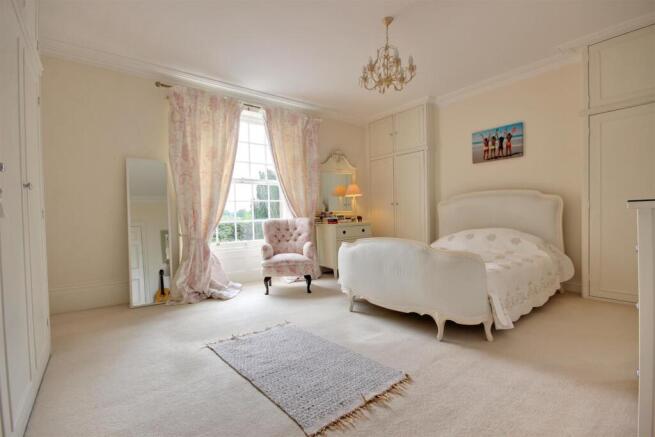 5 bed Detached for sale Image 10