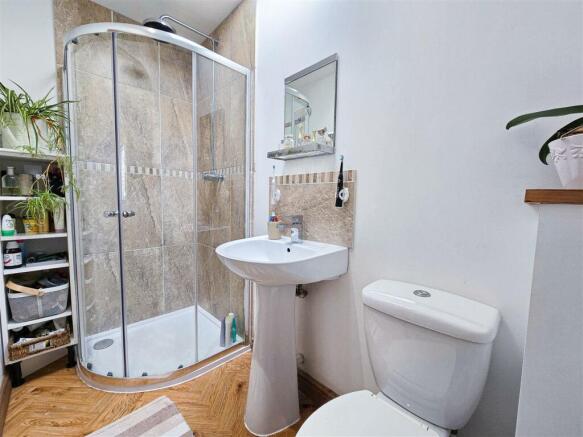 EN-SUITE SHOWER ROOM