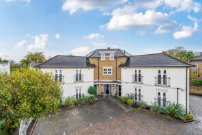 Flat 2, 42 Bell Court, Oak Lane, Windsor SL4 5FF
