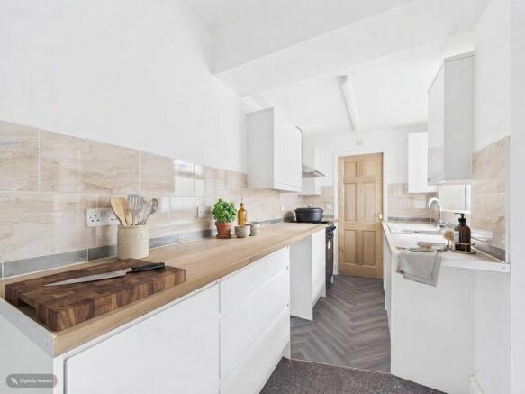 3 bed Terraced to rent Image 8