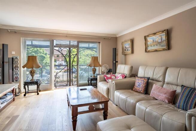 3 bed Town House for sale Image 4