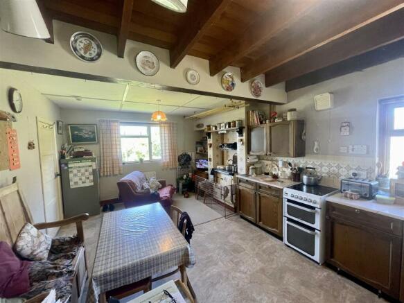 KITCHEN/DINING ROOM