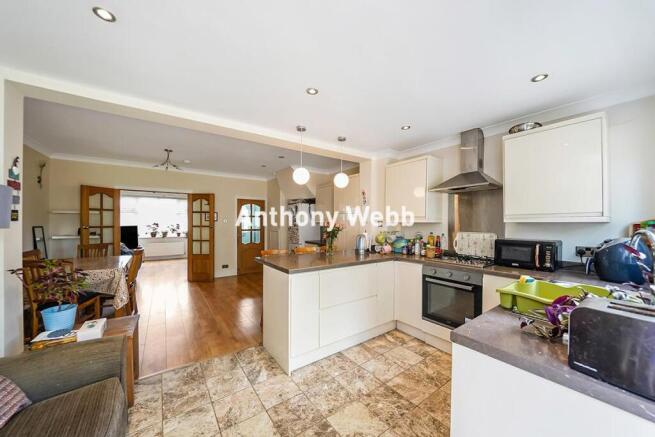 Norfolk Avenue, Palmers Green, N13 photo 4