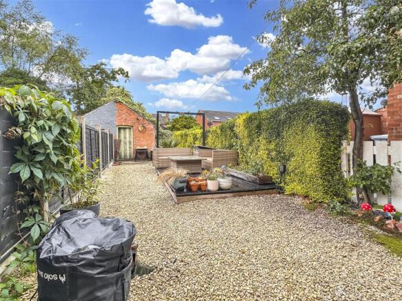 Well-Appointed Rear Garden 032