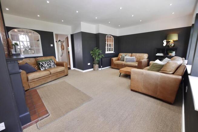 5 bed Bungalow for sale Image 9