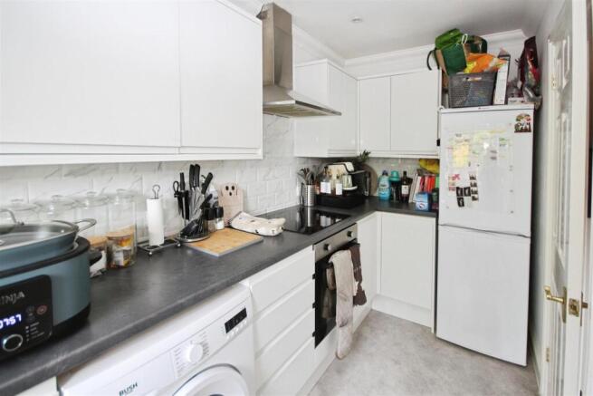 Longfield Road, Twyford, Reading, Berkshire, RG10 photo 4