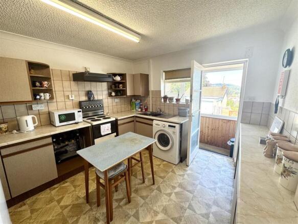 KITCHEN/BREAKFAST ROOM