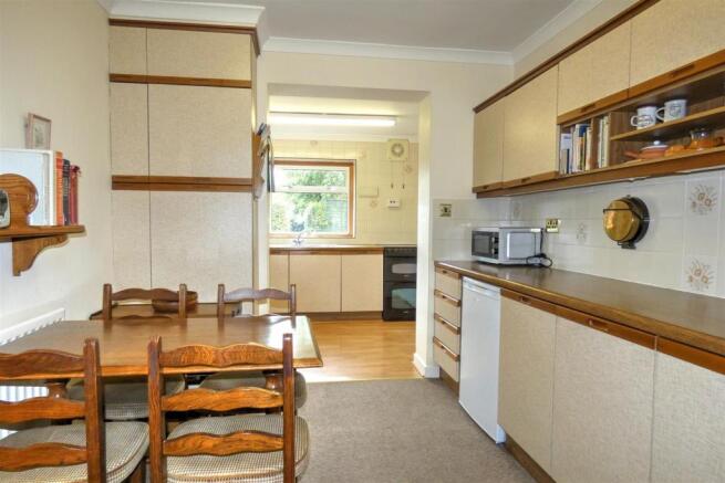BREAKFASTING KITCHEN