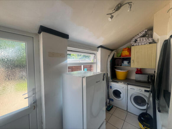 2 bed Terraced to rent Image 5