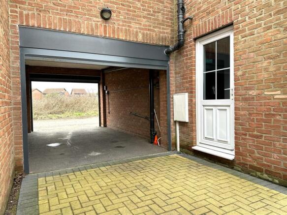 Large Integral Garage 562