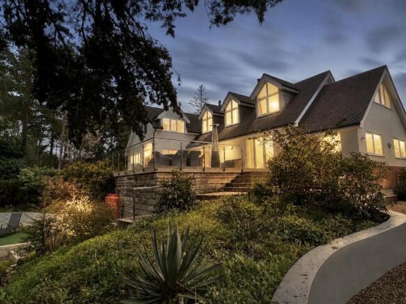 6 Bedroom Detached House for Sale