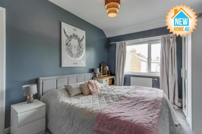 MAIN BEDROOM: