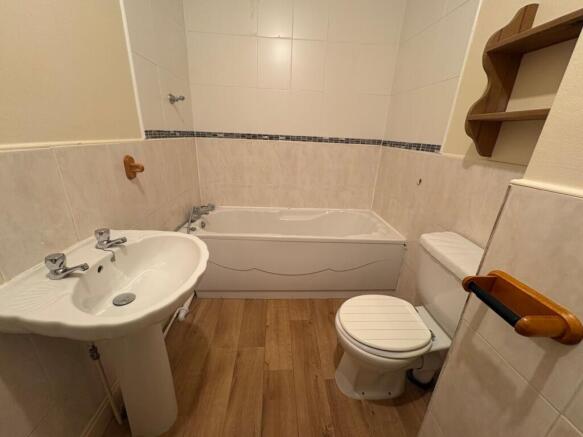 3 bed Terraced to rent Image 8