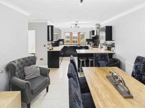 5 bed Detached for sale Image 8
