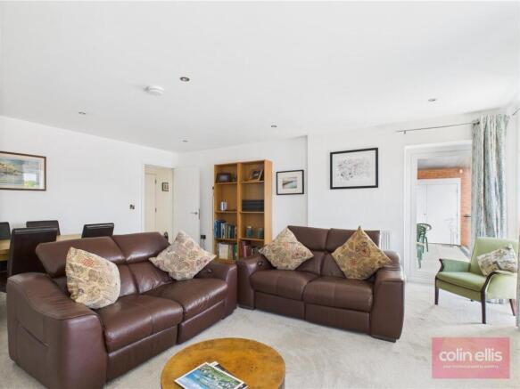 2 bed Ground Flat for sale Image 7