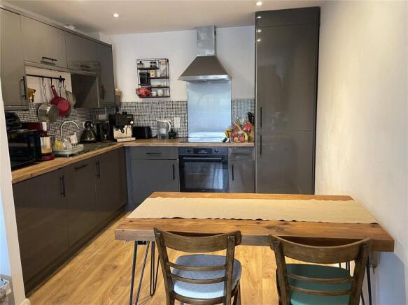 2 bed Apartment to rent Image 4