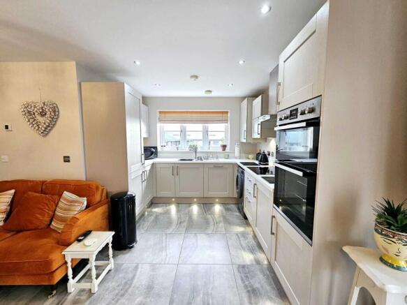 4 bed Detached for sale Image 6